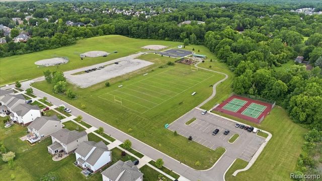 4810 E Stonegate Circle, Lake Orion, MI 48359
