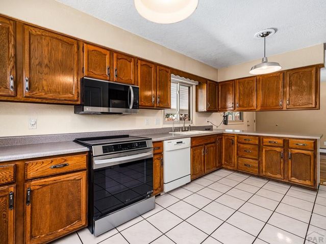 1121 Candytuft Blvd, Pueblo, CO 81001