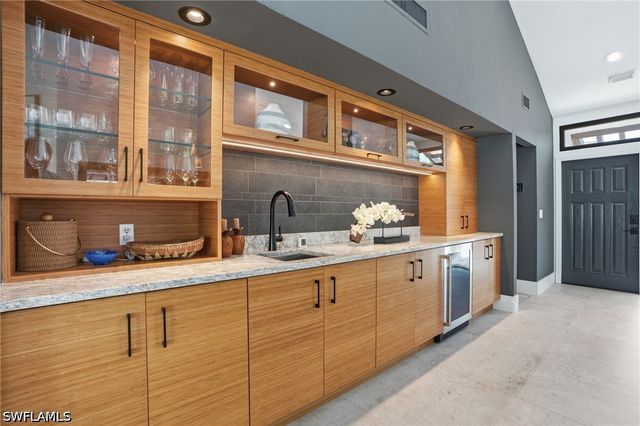 539 Bay Villas LN 101, Naples, FL 34108