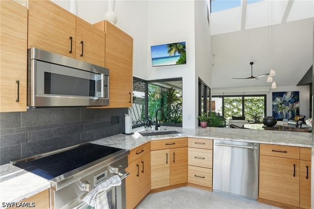 539 Bay Villas LN 101, Naples, FL 34108