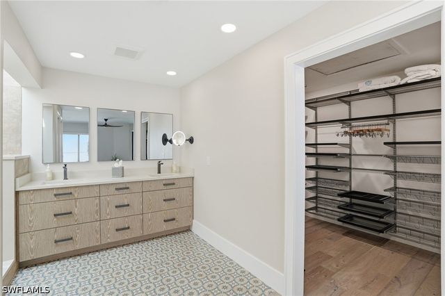 539 Bay Villas LN 101, Naples, FL 34108