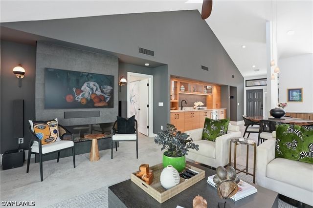 539 Bay Villas LN 101, Naples, FL 34108