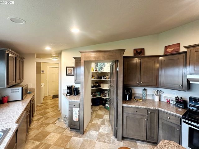 61988 WEST Rd, La Grande, OR 97850