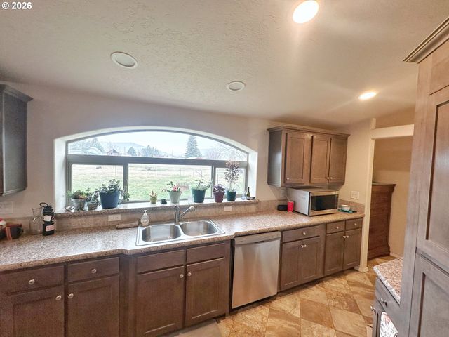 61988 WEST Rd, La Grande, OR 97850