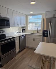 1900 Alamanda DR 202, Naples, FL 34102