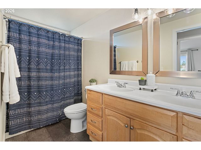 319 Ne HYDE Cir, Hillsboro, OR 97124