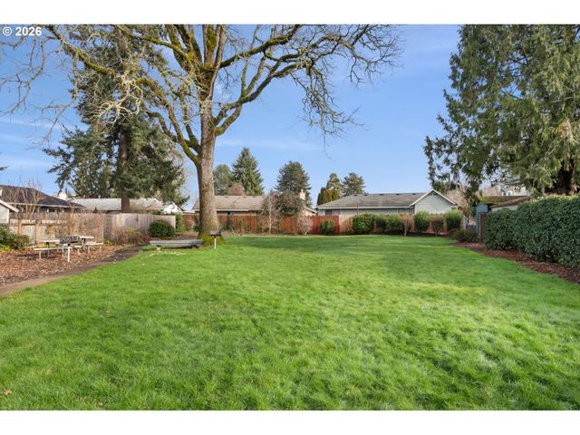 319 Ne HYDE Cir, Hillsboro, OR 97124