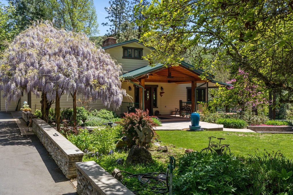 13327 Highway 234, Gold Hill, OR 97525