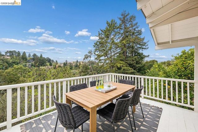 233 Capricorn Ave, Oakland, CA 94611