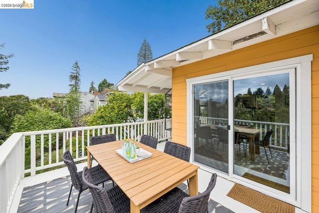 233 Capricorn Ave, Oakland, CA 94611