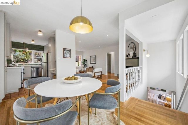 233 Capricorn Ave, Oakland, CA 94611