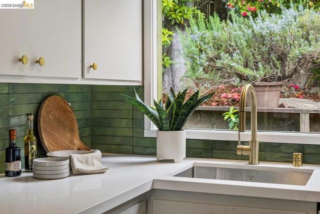 233 Capricorn Ave, Oakland, CA 94611