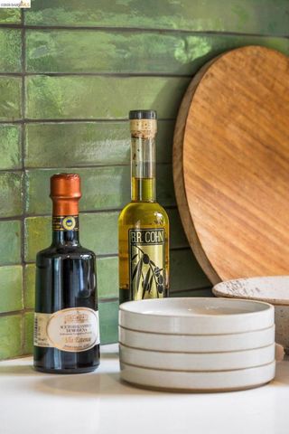 233 Capricorn Ave, Oakland, CA 94611