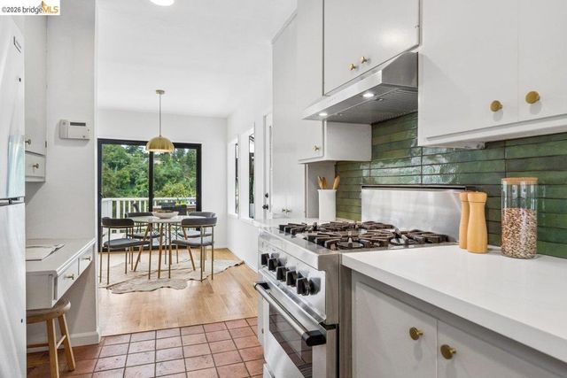 233 Capricorn Ave, Oakland, CA 94611