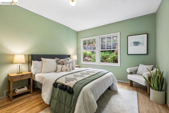 233 Capricorn Ave, Oakland, CA 94611