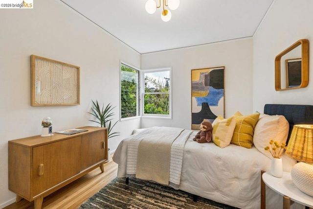 233 Capricorn Ave, Oakland, CA 94611