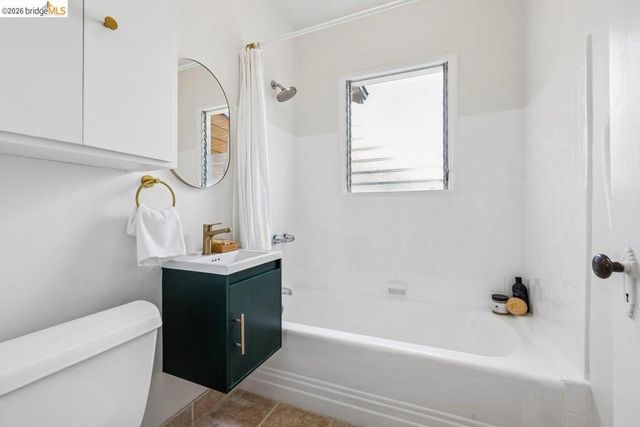 233 Capricorn Ave, Oakland, CA 94611