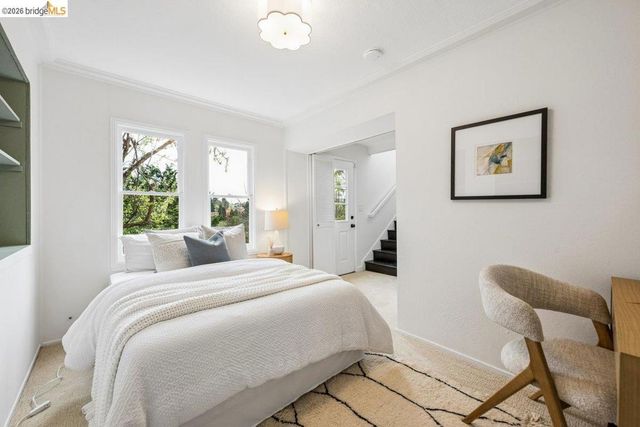 233 Capricorn Ave, Oakland, CA 94611