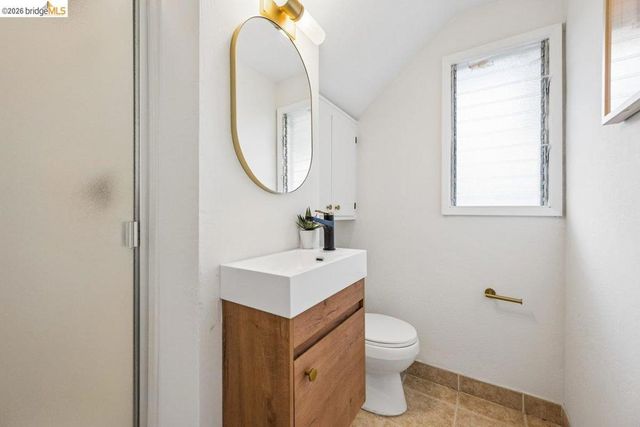 233 Capricorn Ave, Oakland, CA 94611