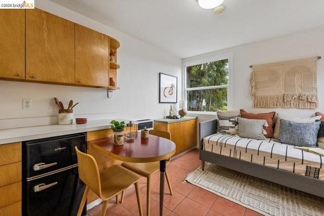 233 Capricorn Ave, Oakland, CA 94611