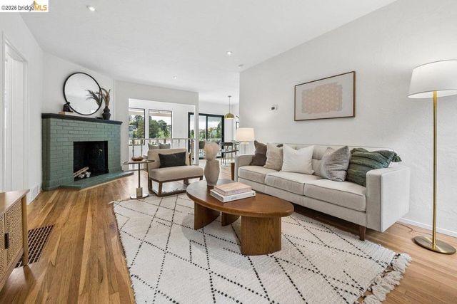 233 Capricorn Ave, Oakland, CA 94611