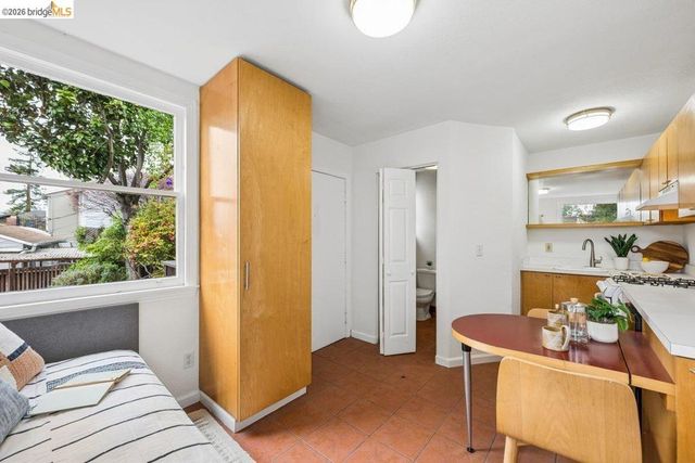 233 Capricorn Ave, Oakland, CA 94611