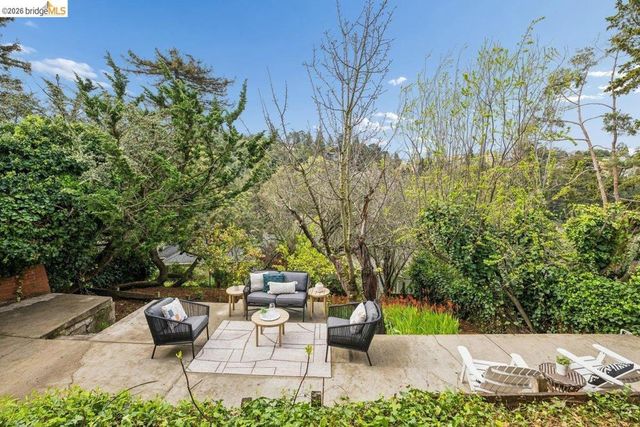 233 Capricorn Ave, Oakland, CA 94611