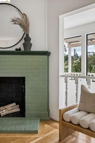 233 Capricorn Ave, Oakland, CA 94611