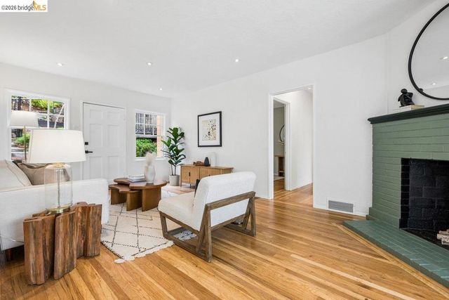 233 Capricorn Ave, Oakland, CA 94611