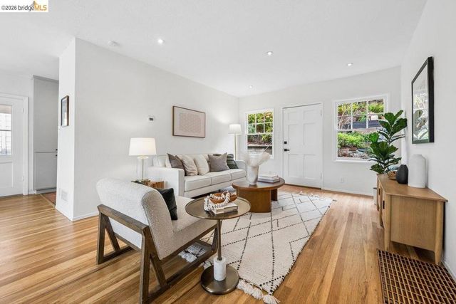 233 Capricorn Ave, Oakland, CA 94611