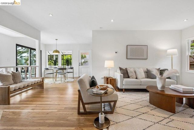 233 Capricorn Ave, Oakland, CA 94611