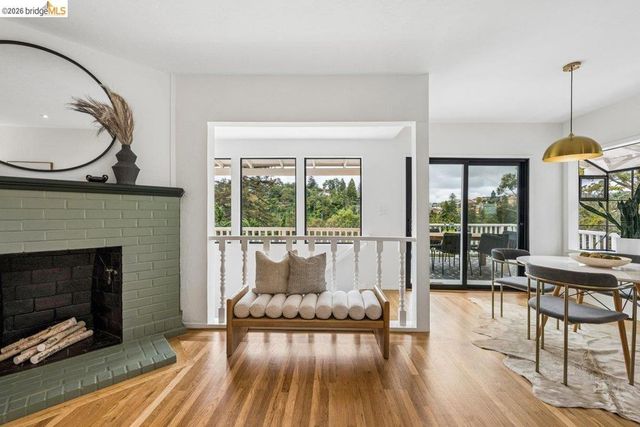 233 Capricorn Ave, Oakland, CA 94611