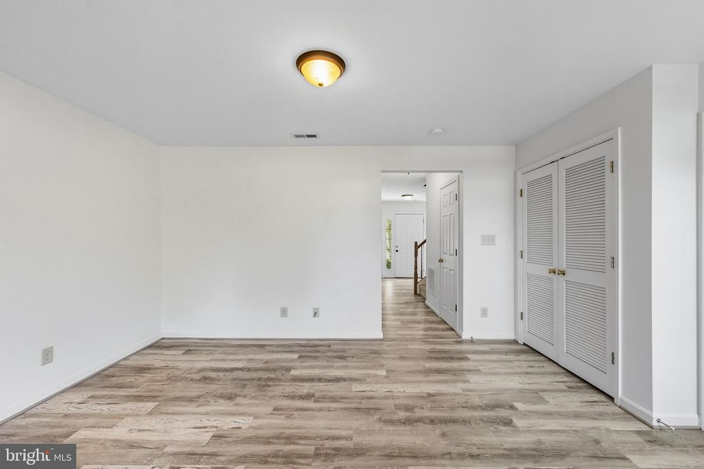 Image 10 of property listing at 7133 WYTHEVILLE CIR, Fredericksburg, VA 22407