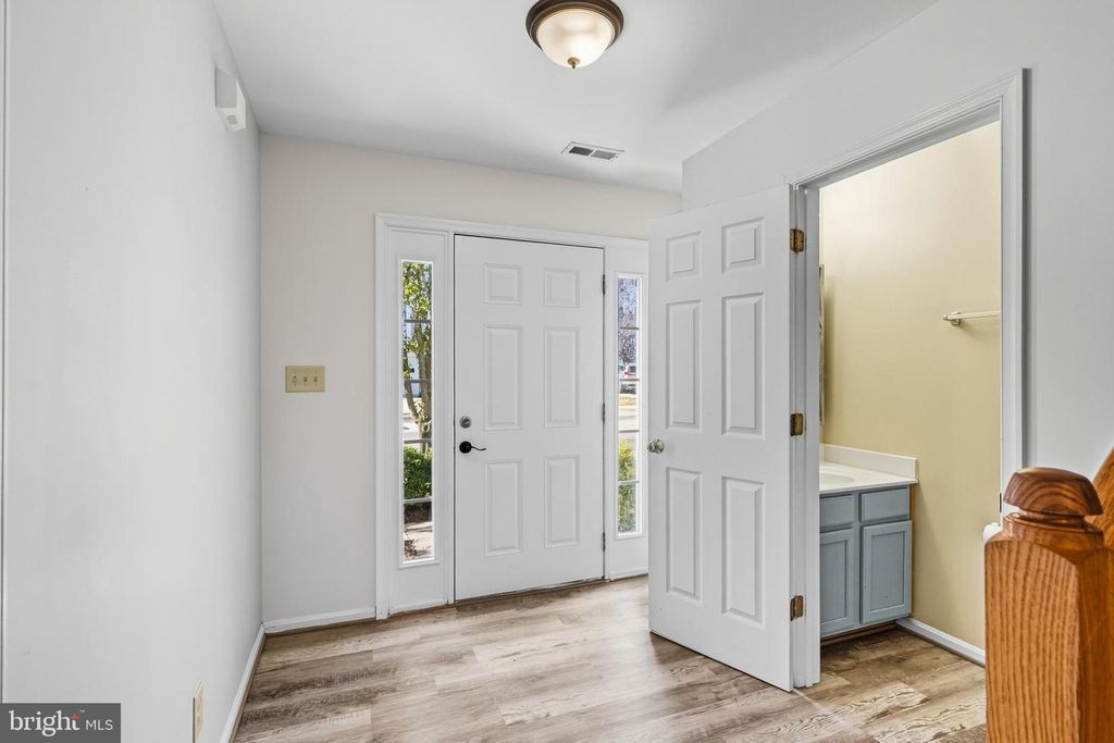 Image 5 of property listing at 7133 WYTHEVILLE CIR, Fredericksburg, VA 22407