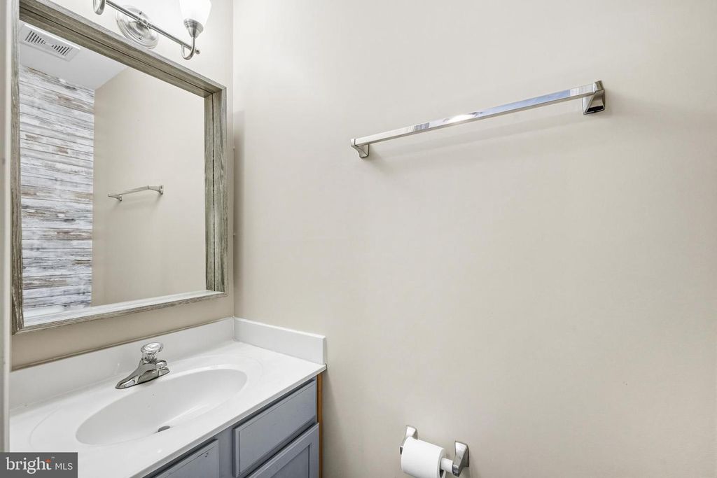 Image 6 of property listing at 7133 WYTHEVILLE CIR, Fredericksburg, VA 22407
