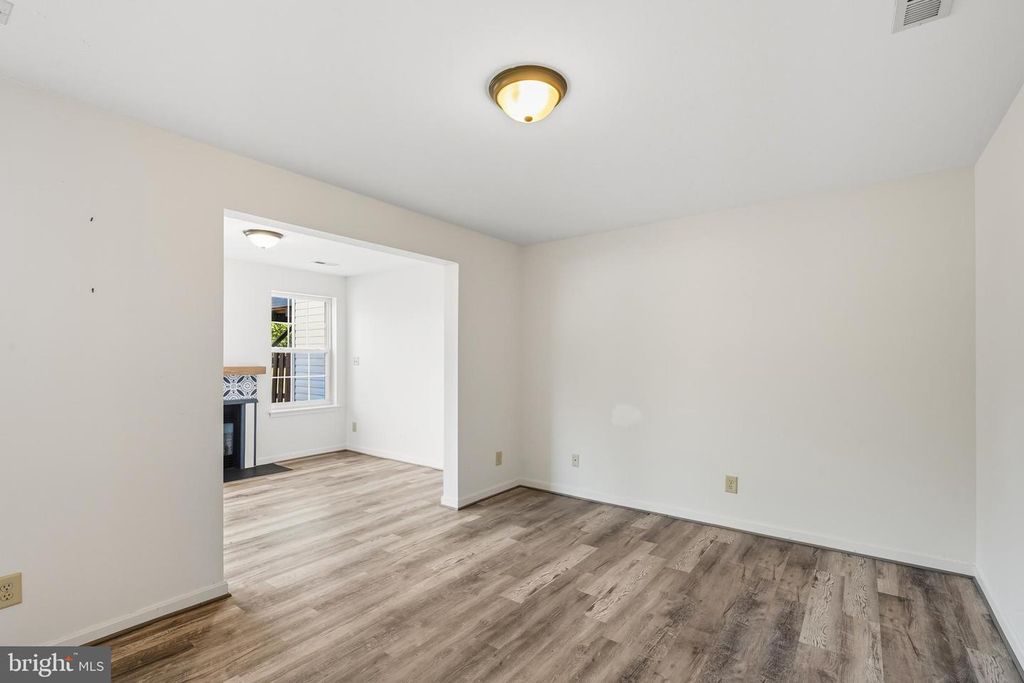 Image 7 of property listing at 7133 WYTHEVILLE CIR, Fredericksburg, VA 22407