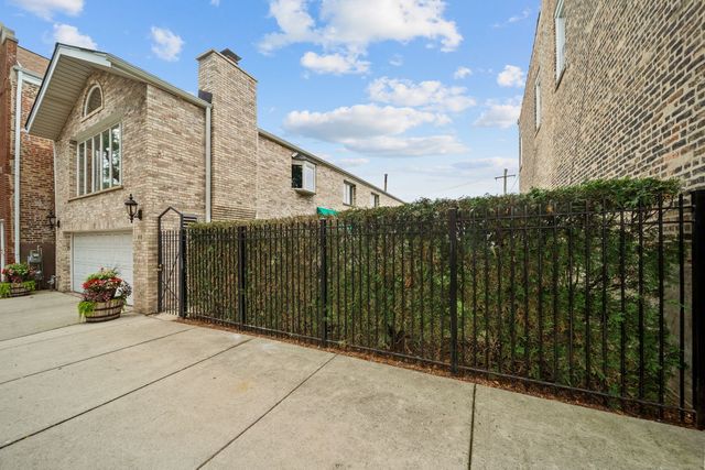614 W 37th Street, Chicago, IL 60609