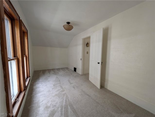 56 Charlotte Street, Akron, OH 44303