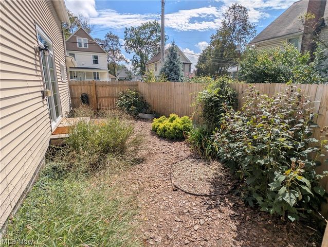 56 Charlotte Street, Akron, OH 44303
