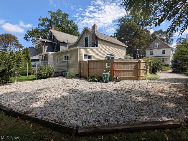 56 Charlotte Street, Akron, OH 44303