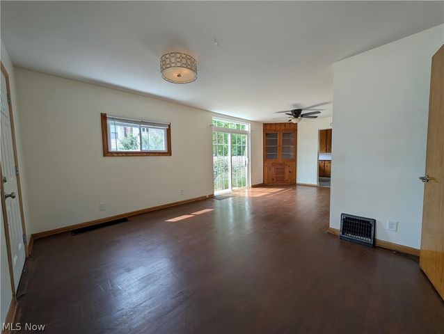 56 Charlotte Street, Akron, OH 44303