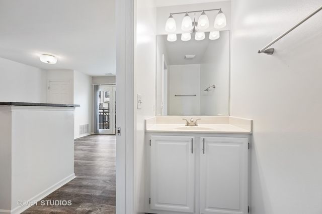 136 Beethoven Court 136, Wheaton, IL 60189