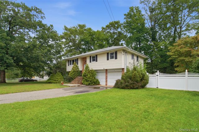 17 Jerome Street, Smithtown, NY 11787