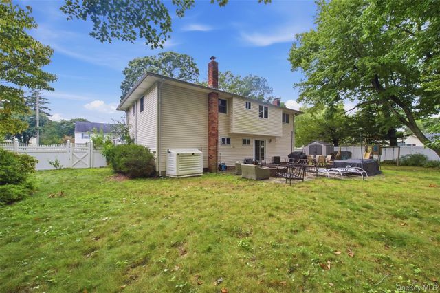 17 Jerome Street, Smithtown, NY 11787