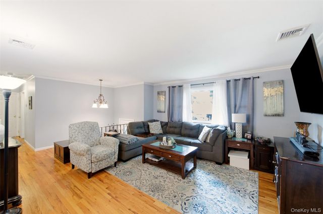 17 Jerome Street, Smithtown, NY 11787