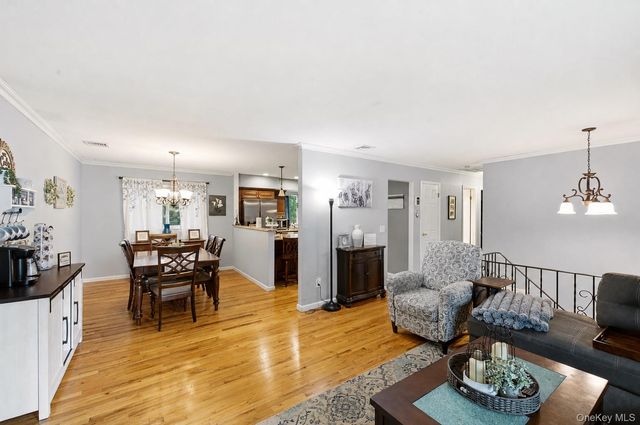 17 Jerome Street, Smithtown, NY 11787