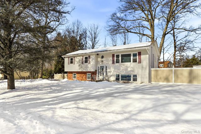 4 Laura Drive, Airmont, NY 10952