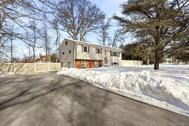 4 Laura Drive, Airmont, NY 10952