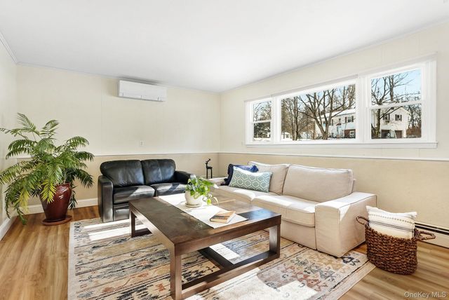 4 Laura Drive, Airmont, NY 10952