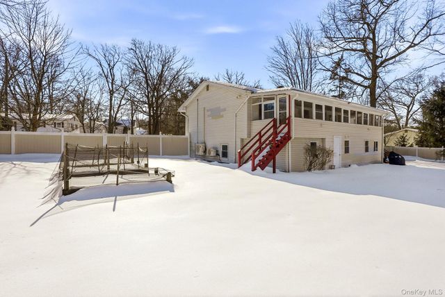 4 Laura Drive, Airmont, NY 10952